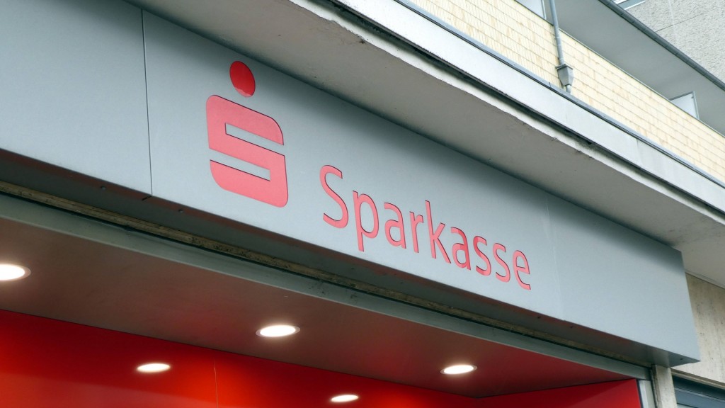 Foto: Logo der Sparkasse an einer Filiale
