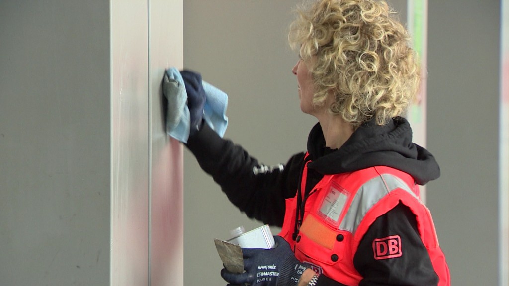 Foto: Frau putzt eine Wand