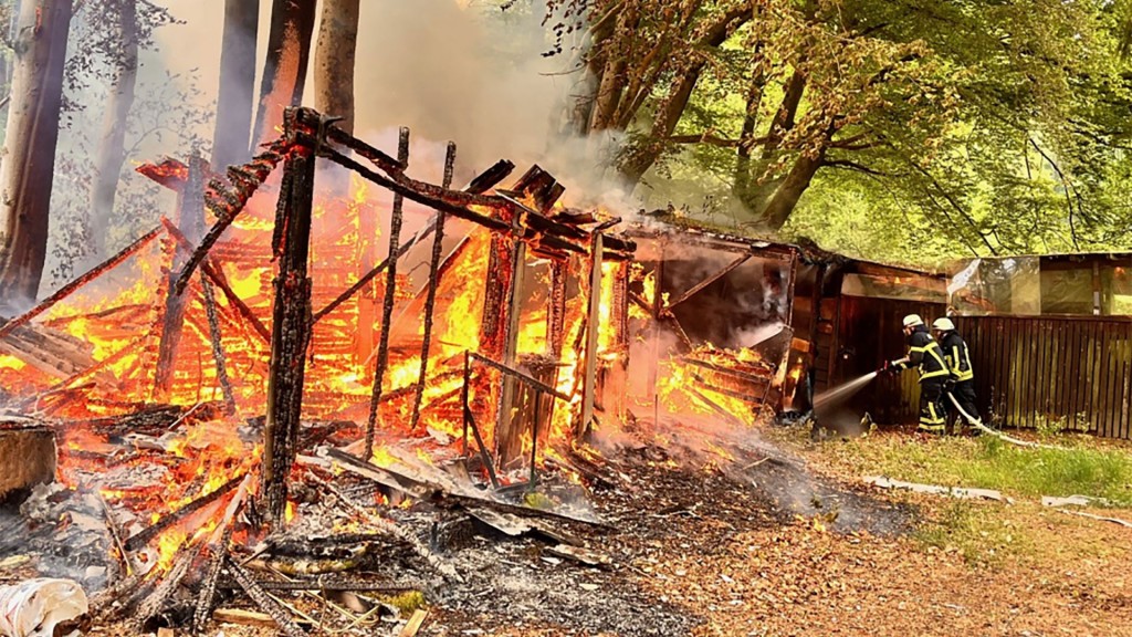 In Hassel verhinderte die Feuerwehr einen größeren Waldbrand