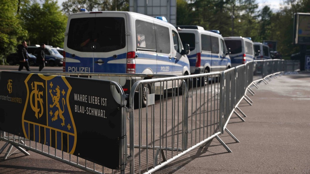 Fahrzeuge der Polizei stehen vor dem Saarbrücker Ludwigsparkstadion
