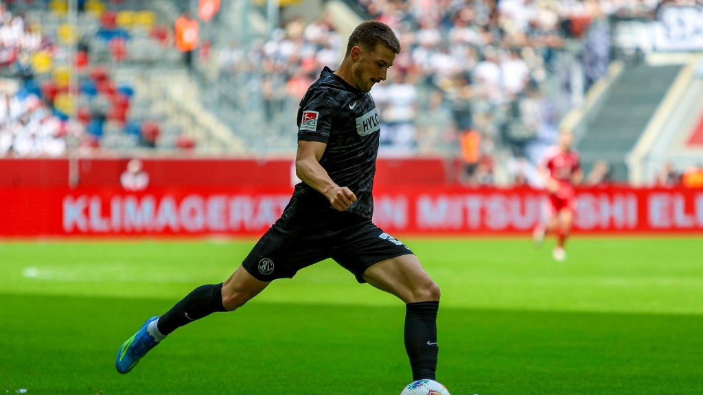 Foto: Lukas Petkov (SV Elversberg) am Ball    
