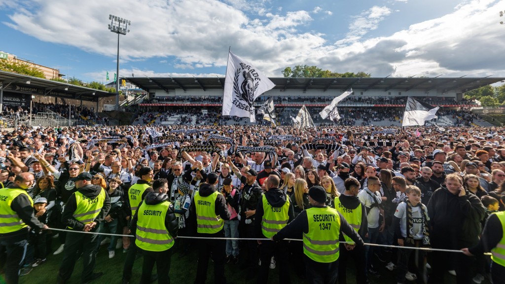 Nach dem 3:0-Sieg gegen Preußen Münster gab es in Elversbertg kein Halten mehr ... 