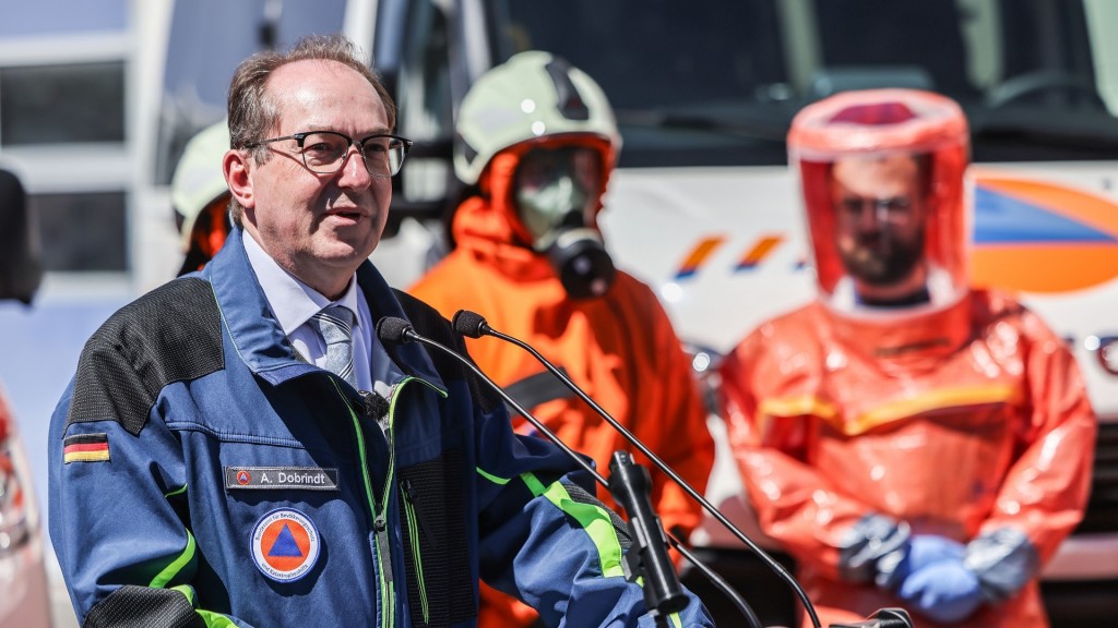 Alexander Dobrindt (Bundesinnenminister) spricht beim Bundesamt für Bevölkerungsschutz und Katastrophenhilfe.