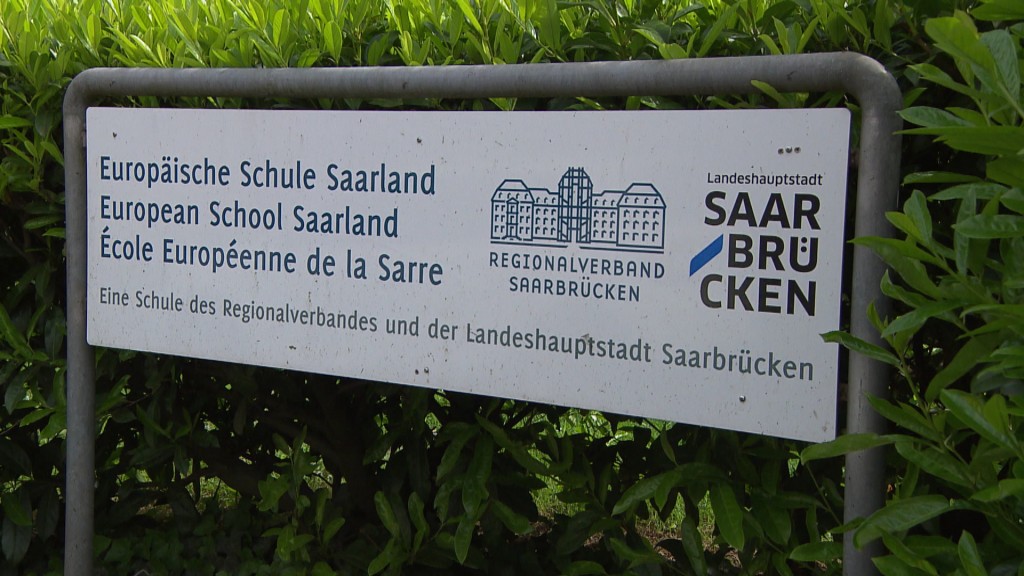 Foto: Schild mit der Aufschrift Europäische Schule Saarland