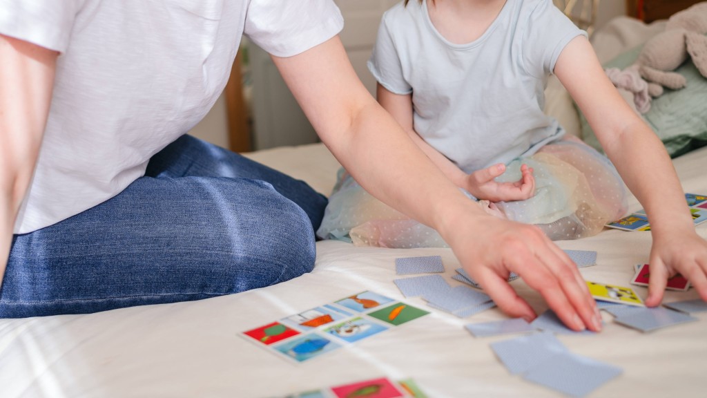 Foto: Hände von Eltern und einem Kind legen ein Puzzle zusammen