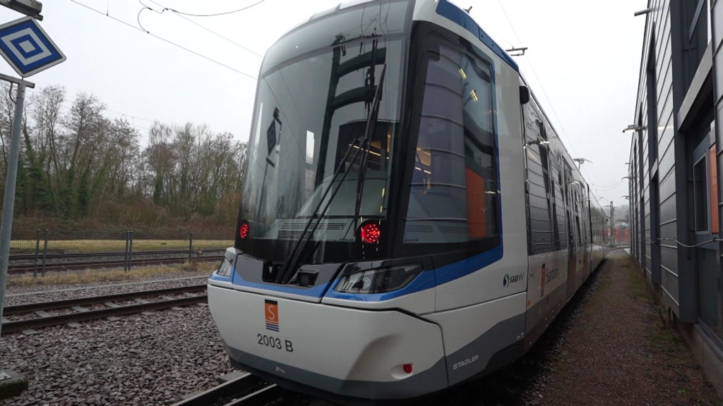 Ein neuer Zug der Saarbahn