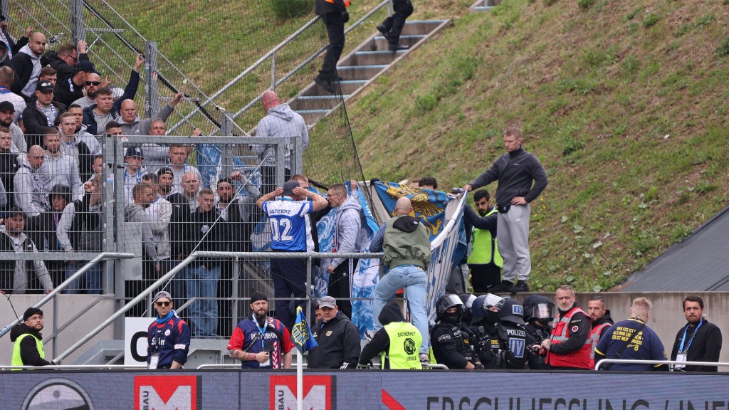 Foto: Fans schirmen die Unfallstelle mit Bannern ab.