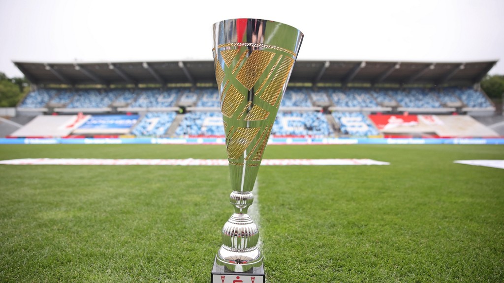 Saarlandpokal, Trophäe steht auf dem Rasen im Stadion