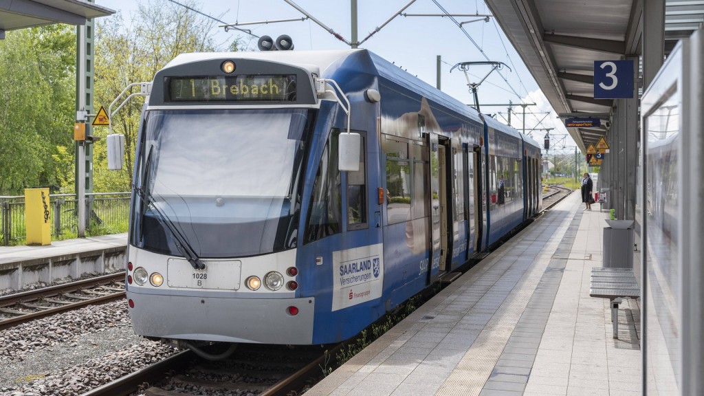 Eine Saarbahn an einer Haltestelle