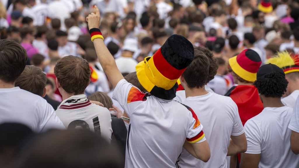 Fußballfans beim Public Viewing