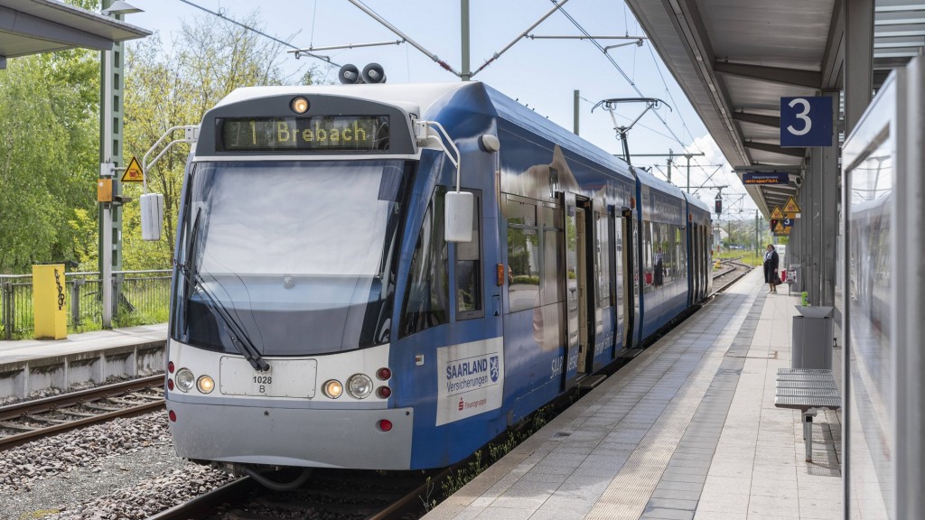 Eine Saarbahn an einer Haltestelle