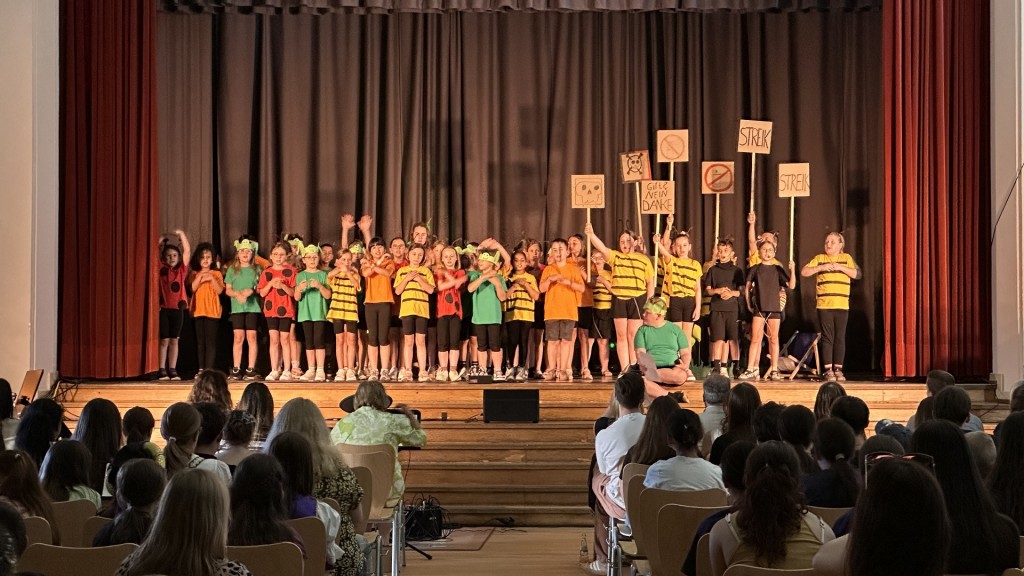 Kinder der Grundschule Völklingen-Geislautern, auf der Bühne als Bienen und Insekten verkleidet