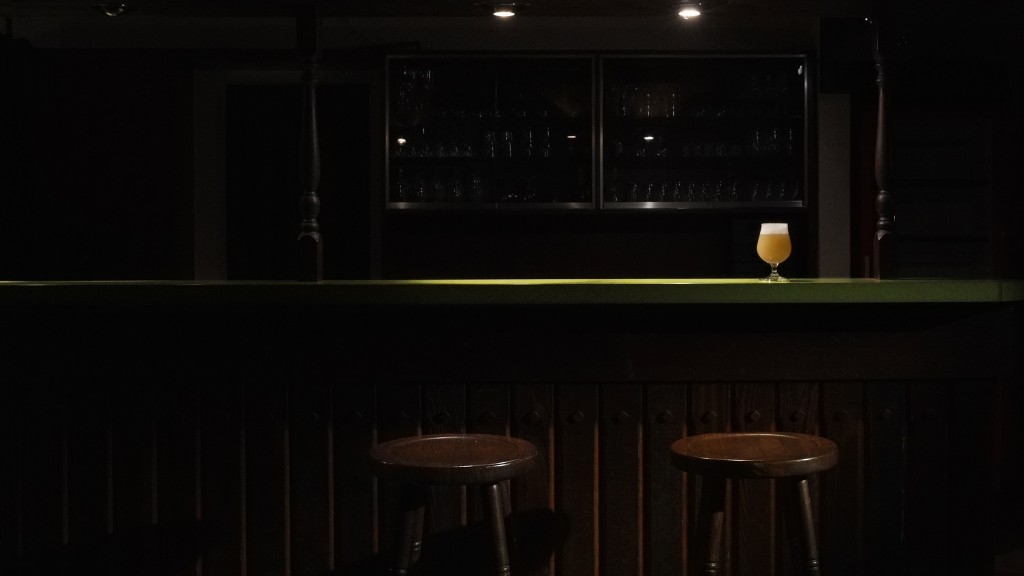 Foto: Leere Theke in einer Kneipe mit einem Glas Bier