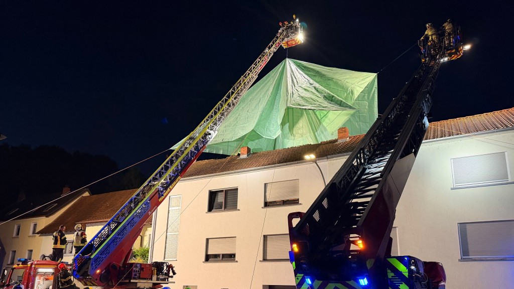 Feuerwehreinsatz in Lautzkirchen wegen abgedeckter Dächer nach einem Sturm