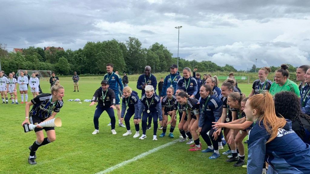 Foto: Der 1. FC Saarbrücken feiert den Gewinn des Saarlandpokals der Frauen