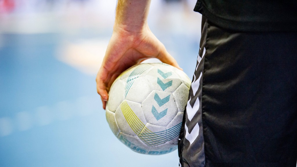 Ein Handballspieler hält den Ball in der Hand.