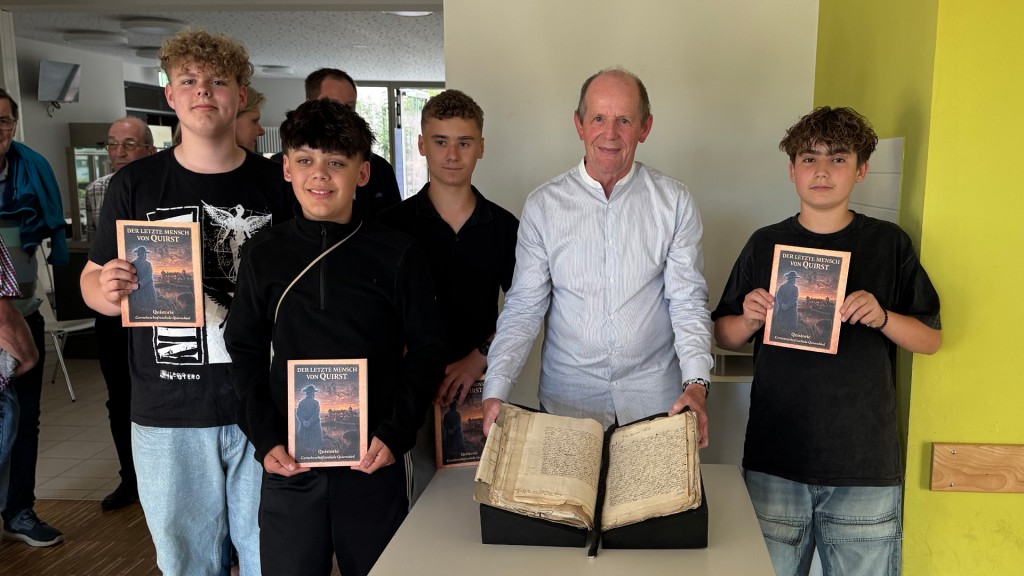 Die Schüler präsentieren gemeinsam ihren Comic 