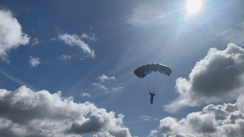 Foto: Fallschirmspringer mit Special Olympics Fackel