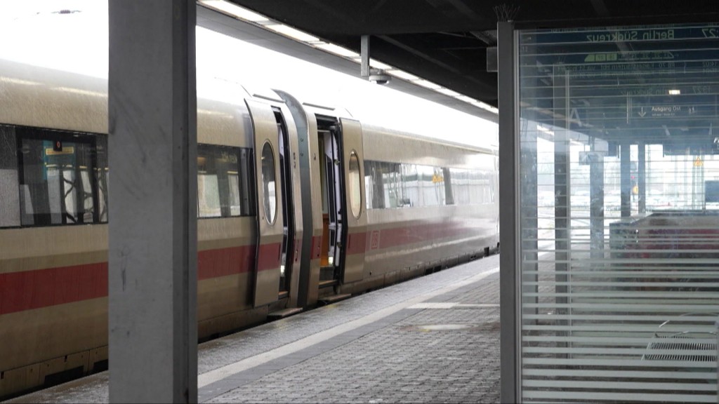 Foto: Ein Zug steht an einem Bahnhof