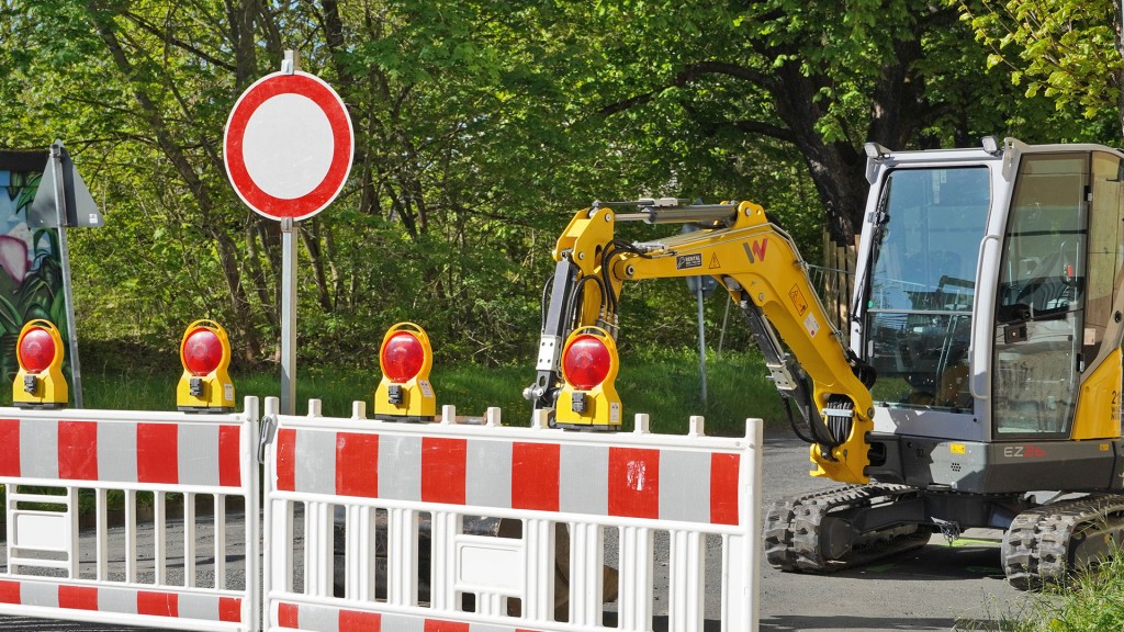 Foto: Verkehrszeichen Verbot für Fahrzeuge aller Art, Schrankenzaun und Bagger bei einer Baustelle
