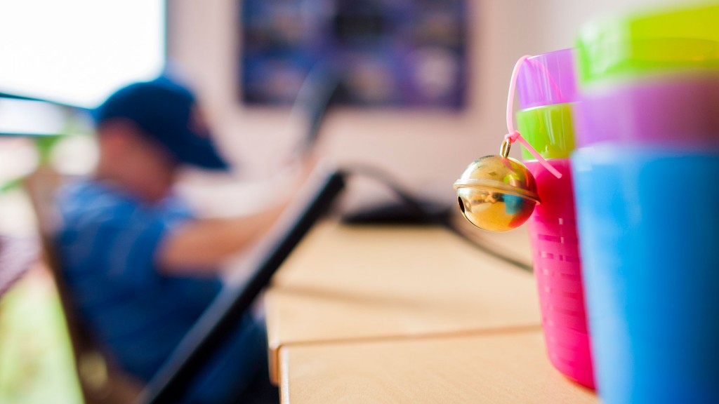 Ein Junge sitzt in einer Förderschule