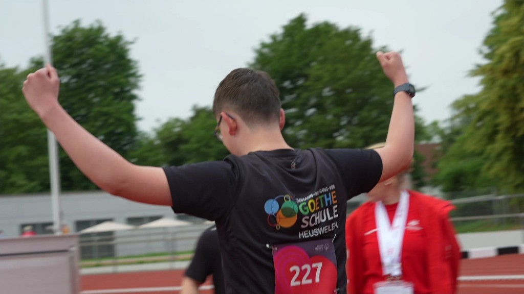 Foto: Ein Leichtathlet der Special Olympics jubelt