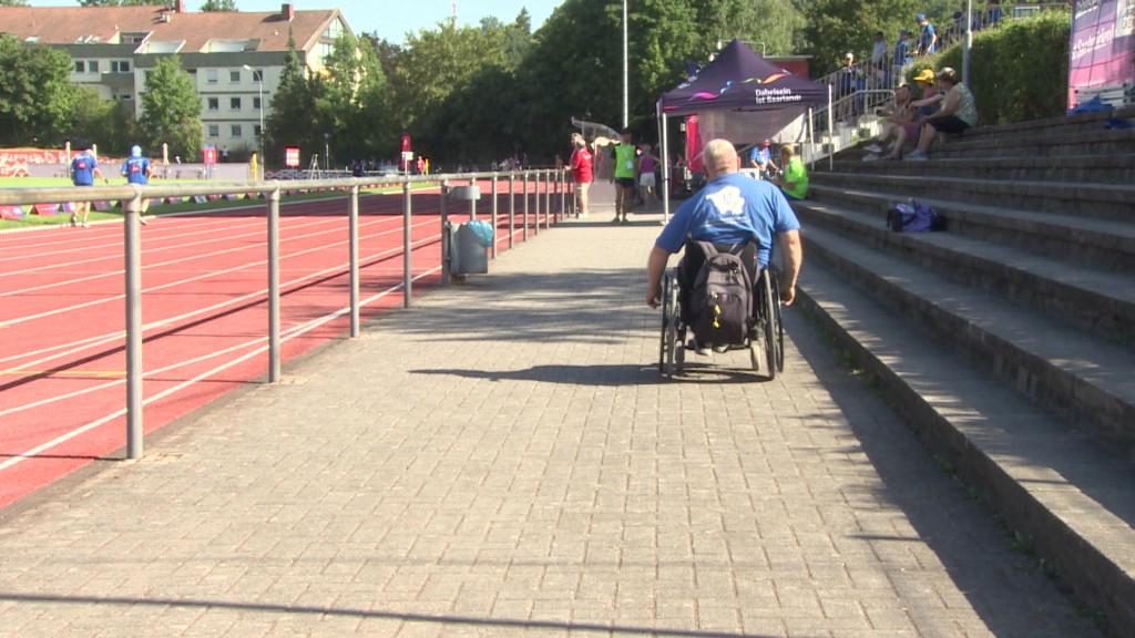 Foto: Rollstuhlfahrer imm Stadion Kieselhumes