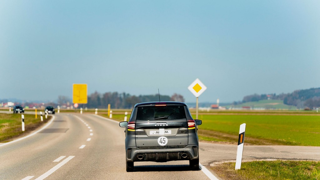 Ein sogenanntes 45-km/h-Auto, oder Micro Car auf einer Landstraße