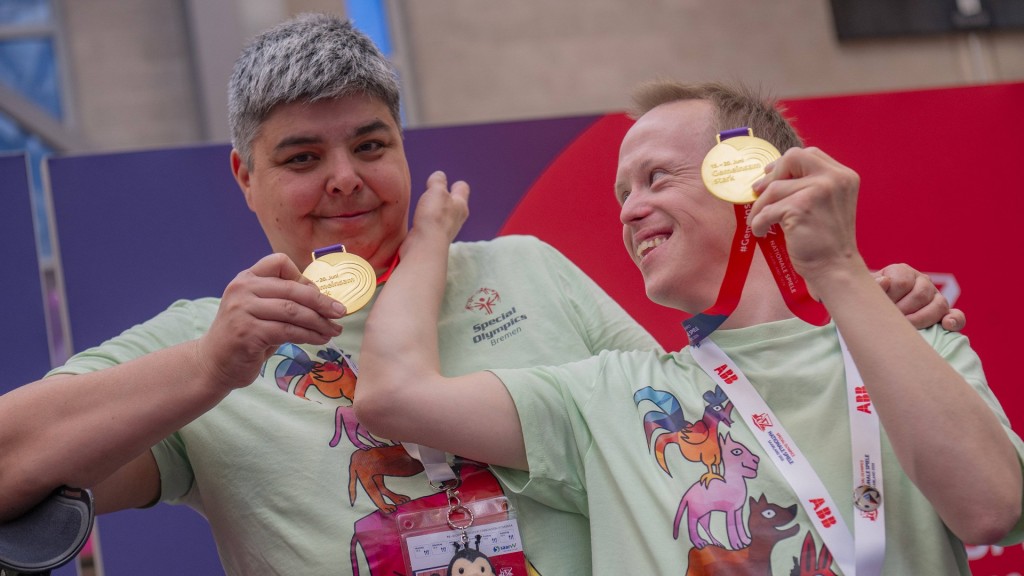 Hanni Kjeldsen und Thomas Hartmann freuen sich über ihre Goldmedaille beim Boccia Turnier der Special Olympics