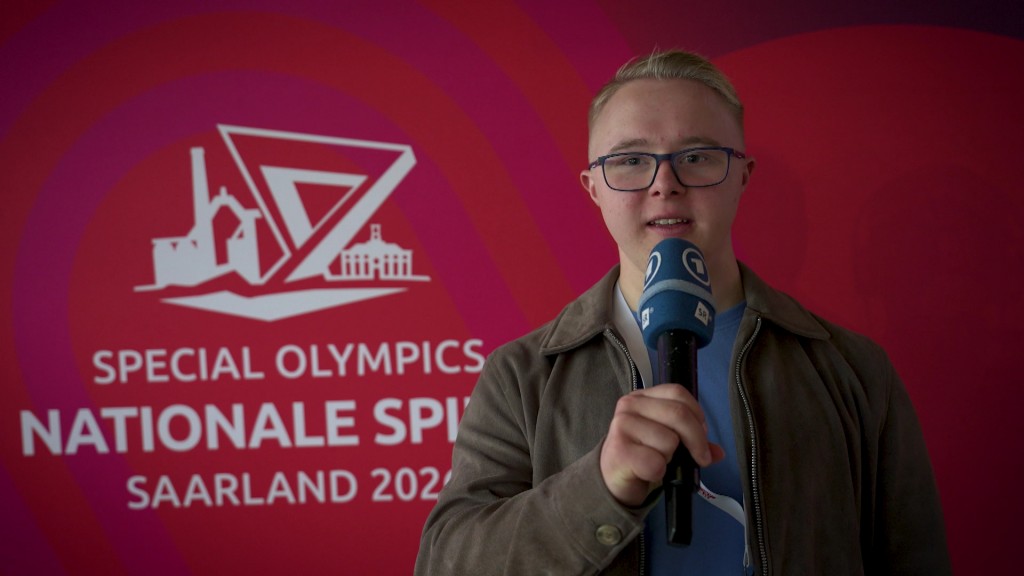 Foto: Julian Lang moderiert Special-Olympics-Rückblick