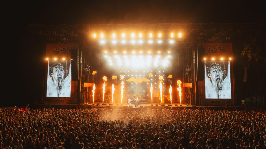 Die Mainstage mit Publikum bei Nacht