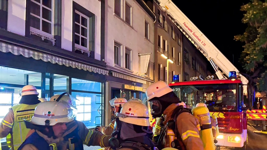 Feuerwehr bei einem Einsatz in der Saarlouiser Altstadt