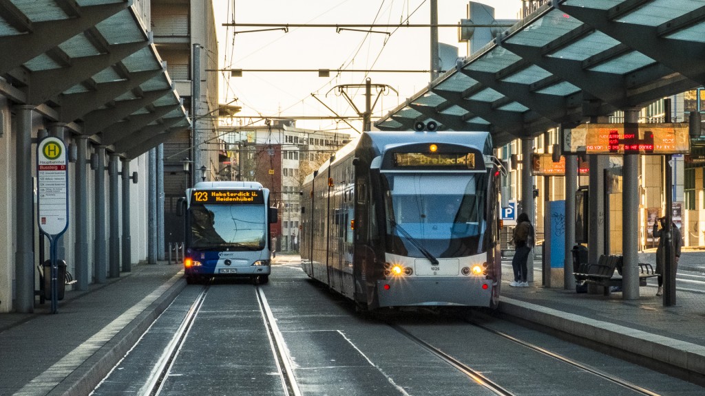 Bus und Saarbahn am Hauptbahnhof Saarbrücken