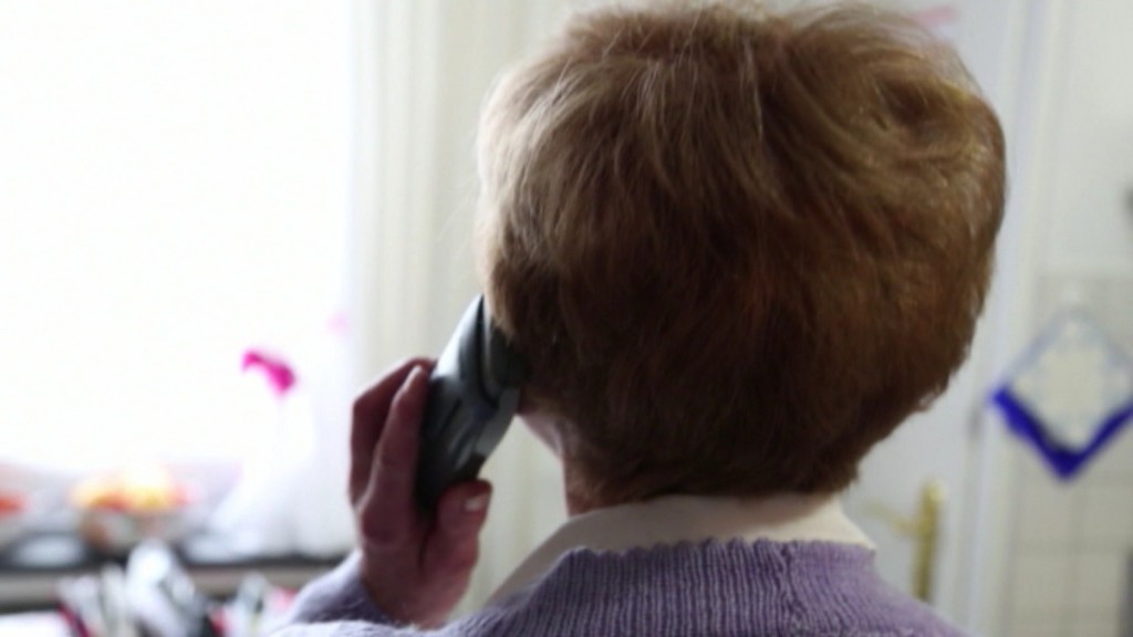 Alte Frau am Telefon