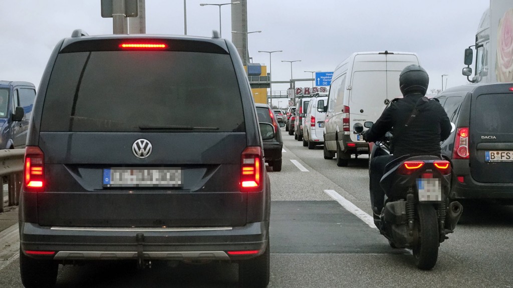 Motorradfahrer fährt auf der Autobahn durch die Rettungsgasse