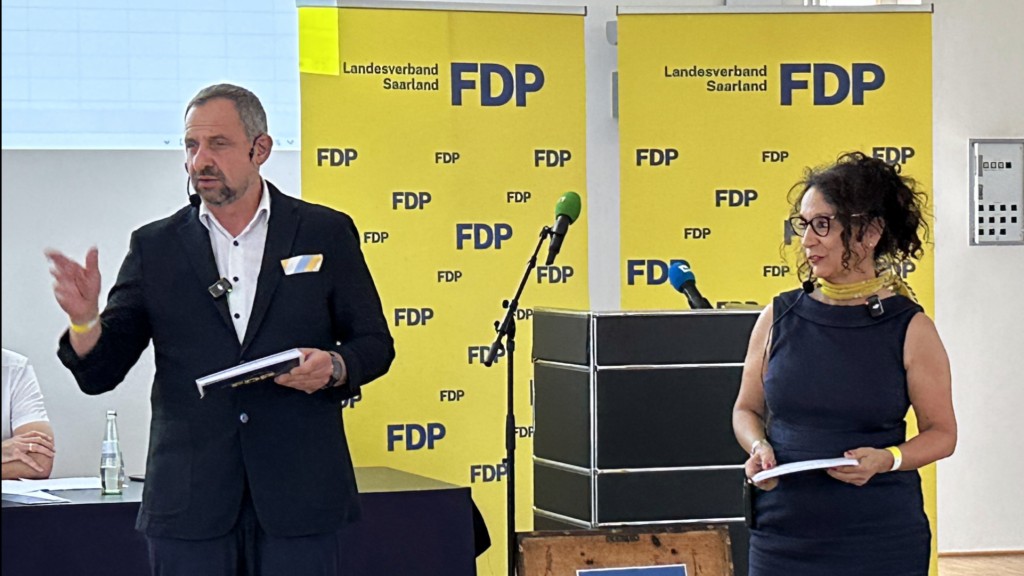 Foto: Neuer Spitzenkandidat der FDP für die Landtagswahl im Saarland: Jorgo Chatzimarkakis (links), hier mit der Landesvorsitzenden Angelika Hießerich-Peter