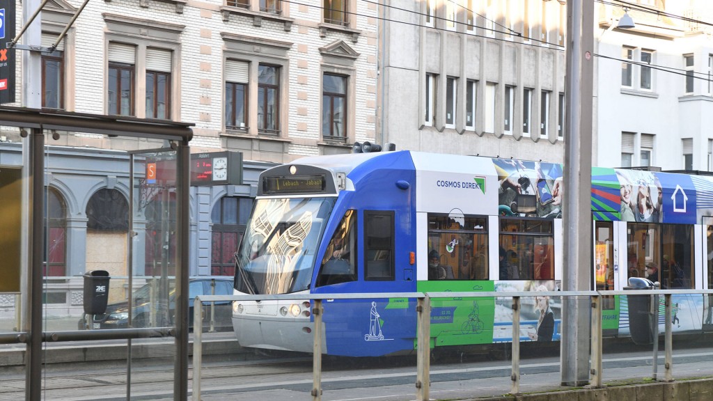 Eine Saarbahn hält an der Haltestelle Hellwigstraße in Saarbrücken