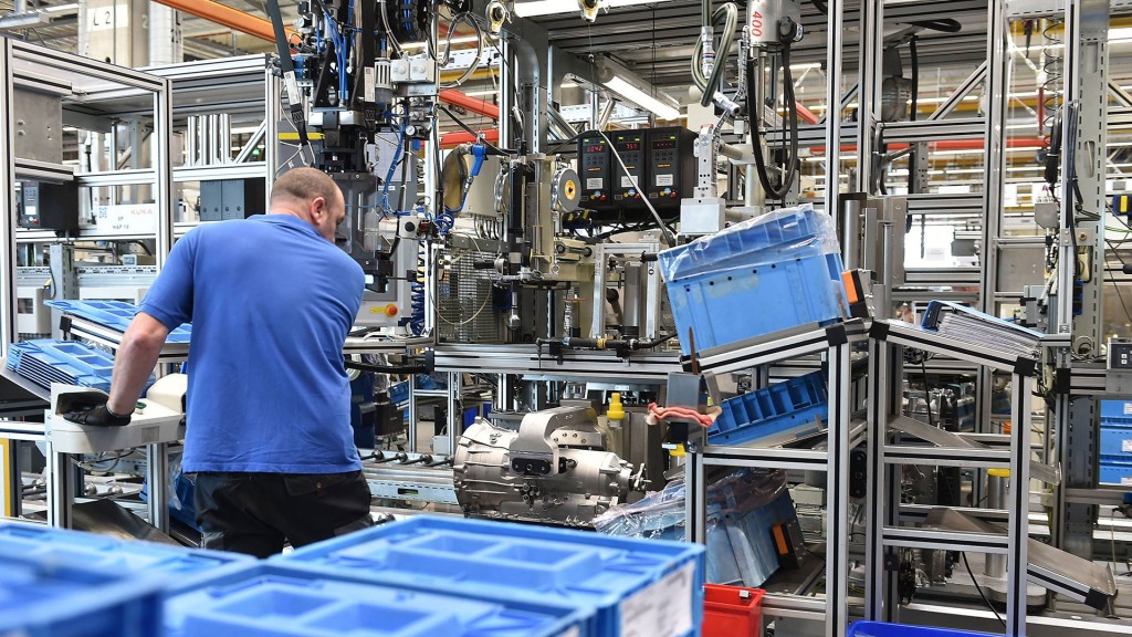 Ein Mitarbeiter bei der Produktion der ZF Friedrichshafen AG in Saarbrücken