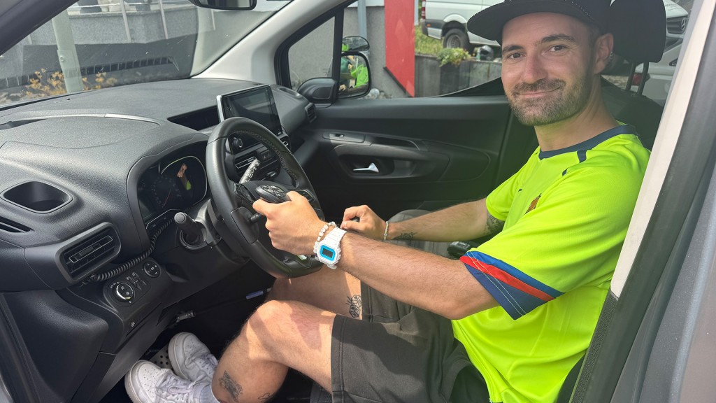 Florian Rahbari-Nejad im umgebauten Auto für Menschen mit Handicap 