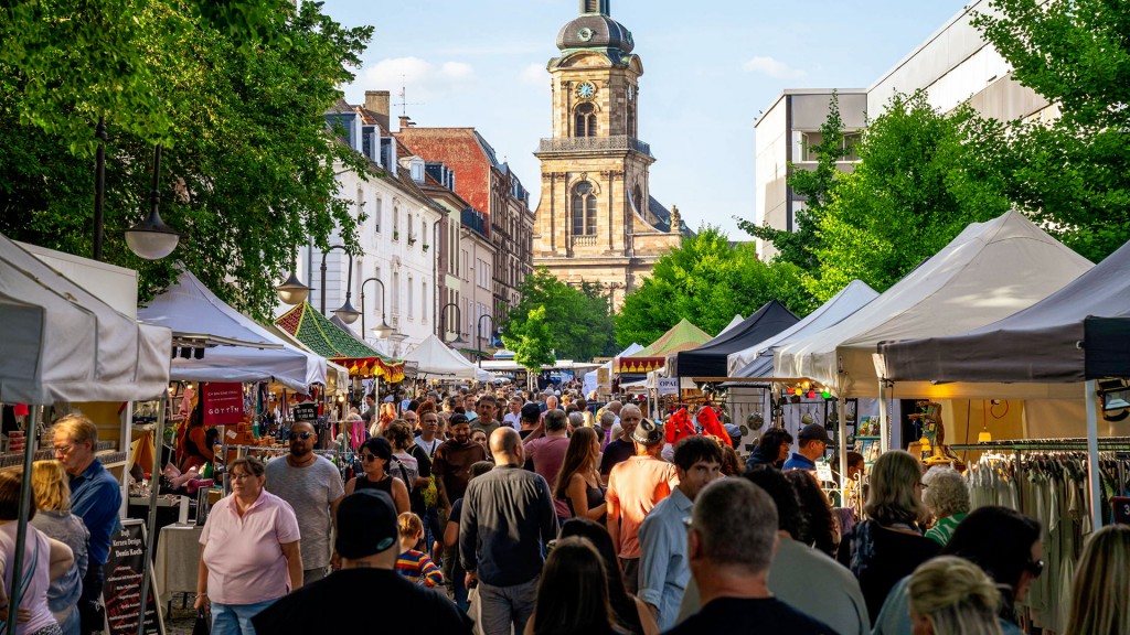 Foto: Viele Besucher des Saarbrücker Altstadtfestes zwischen den Ständen
