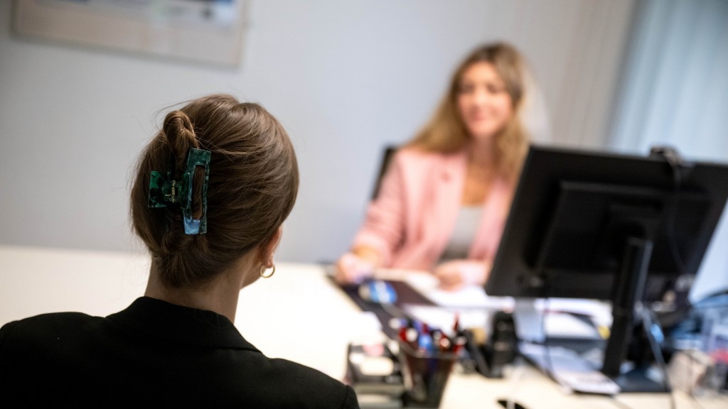 Foto: Beratungsgespräch in einem Büro.