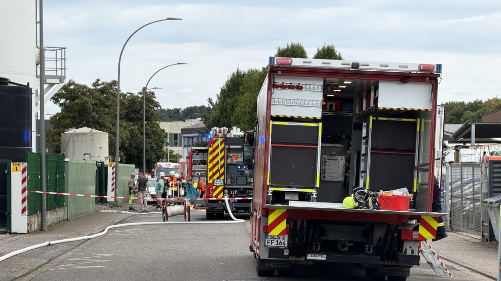 Feuerwehrkräfte in einem Recyclingbetrieb im Einsatz
