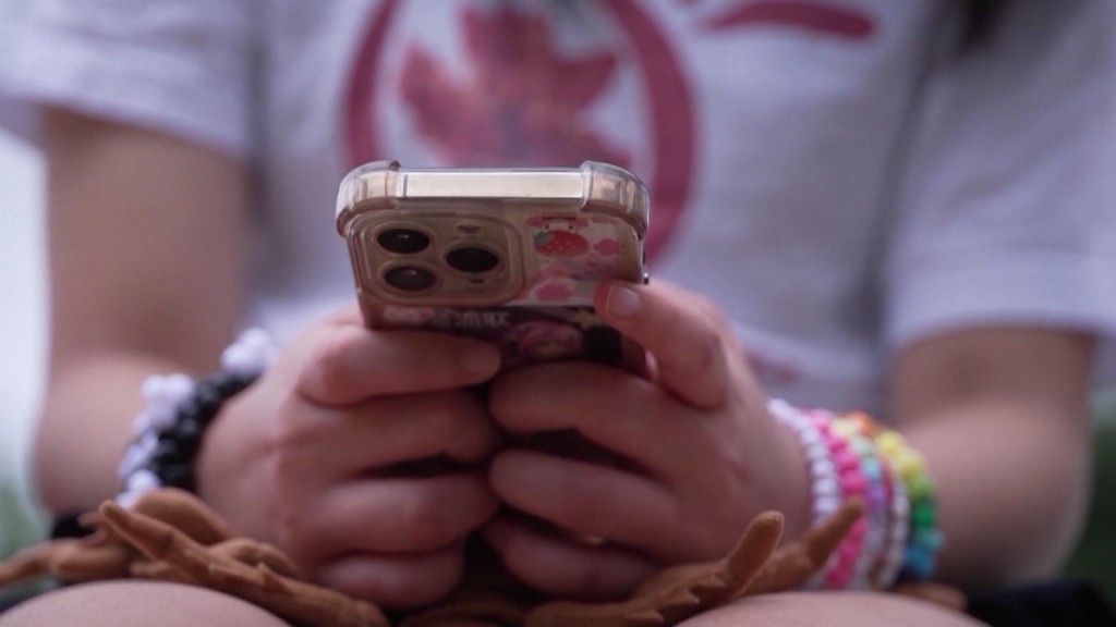 Ein Kind am Smartphone