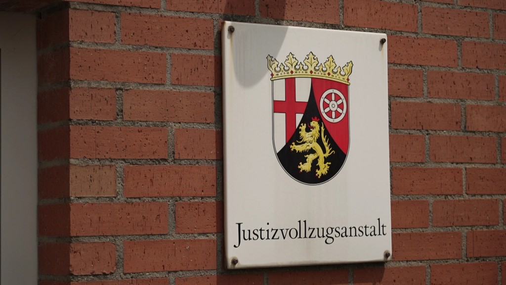 Foto: Schild einer Justizvollzugsanstalt in Rheinland-Pfalz