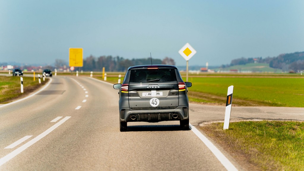 Ein sogenanntes 45-km/h-Auto, oder Micro Car auf einer Landstraße