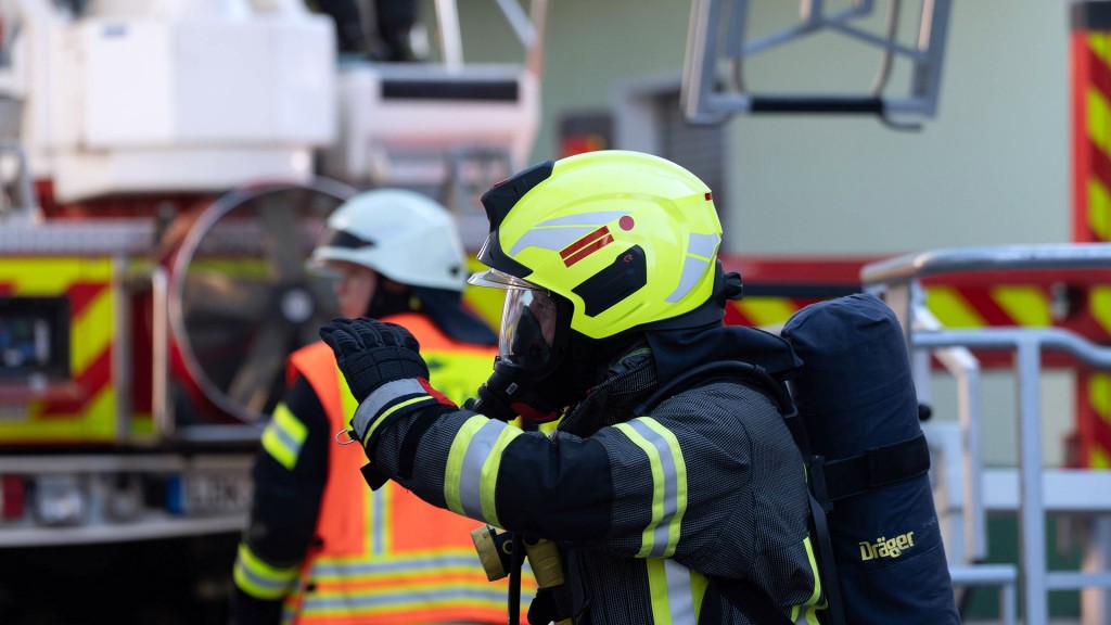 Ein Feuerwehrmann mit Atemschutz bei einem Einsatz