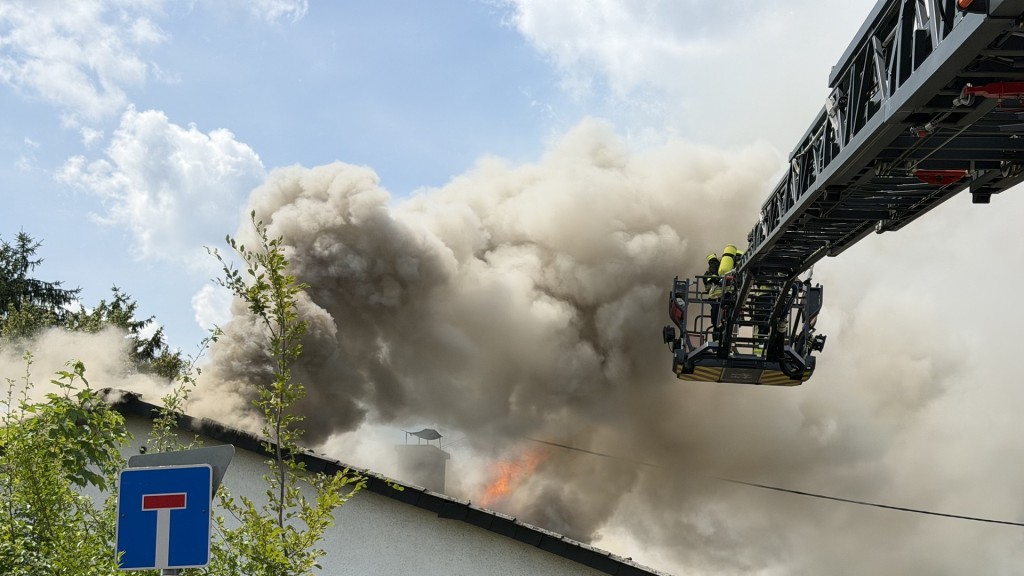 Feuerwehr löscht brennendes Wohnhaus in Heiligenwald