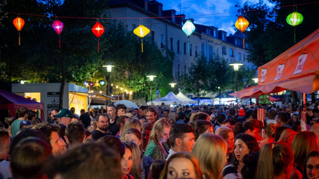 Besucher auf dem Nauwieser Viertelfest