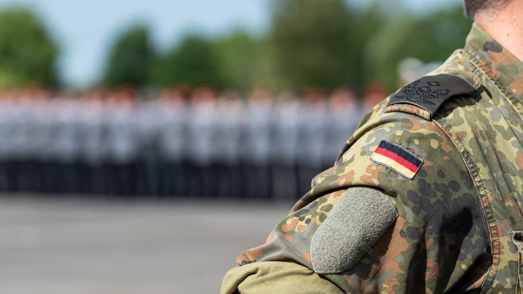 StrommastenSoldat der Bundeswehr in Flecktarnuniform mit Deutschlandabzeichen