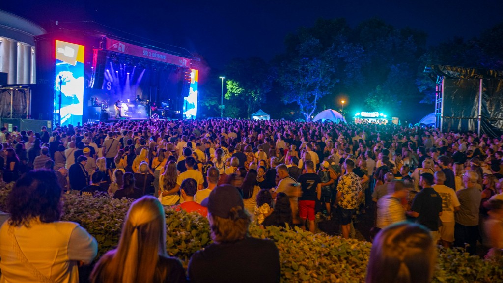 Foto: Musikbühne mit Publikum bei Nacht